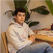 Soc estudiant d'Administració i Direcció d'Empreses, a la Universitat de Barcelona. Vaig estar tot l'any passat (2022) vivint a Groningen, Holanda. Això em permet tenir un alt nivell d'anglès (C1), així com de matemàtiques, català, castellà, comptabilitat